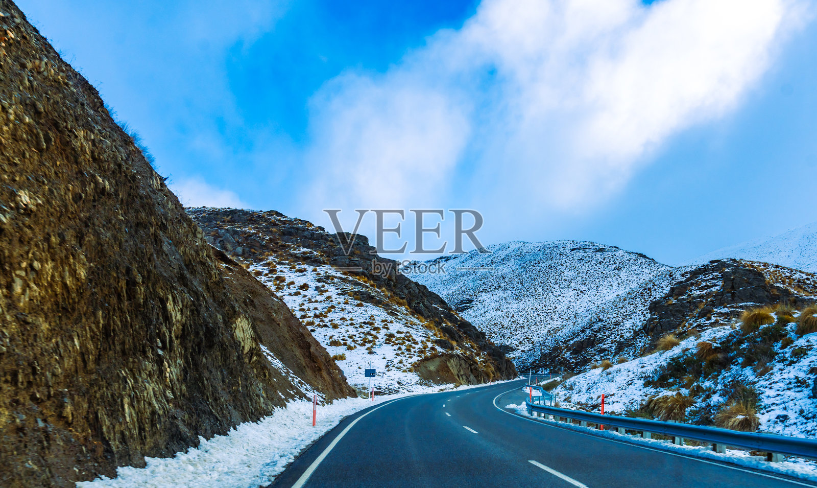 壮观的公路，背景是白雪皑皑的山脉照片摄影图片