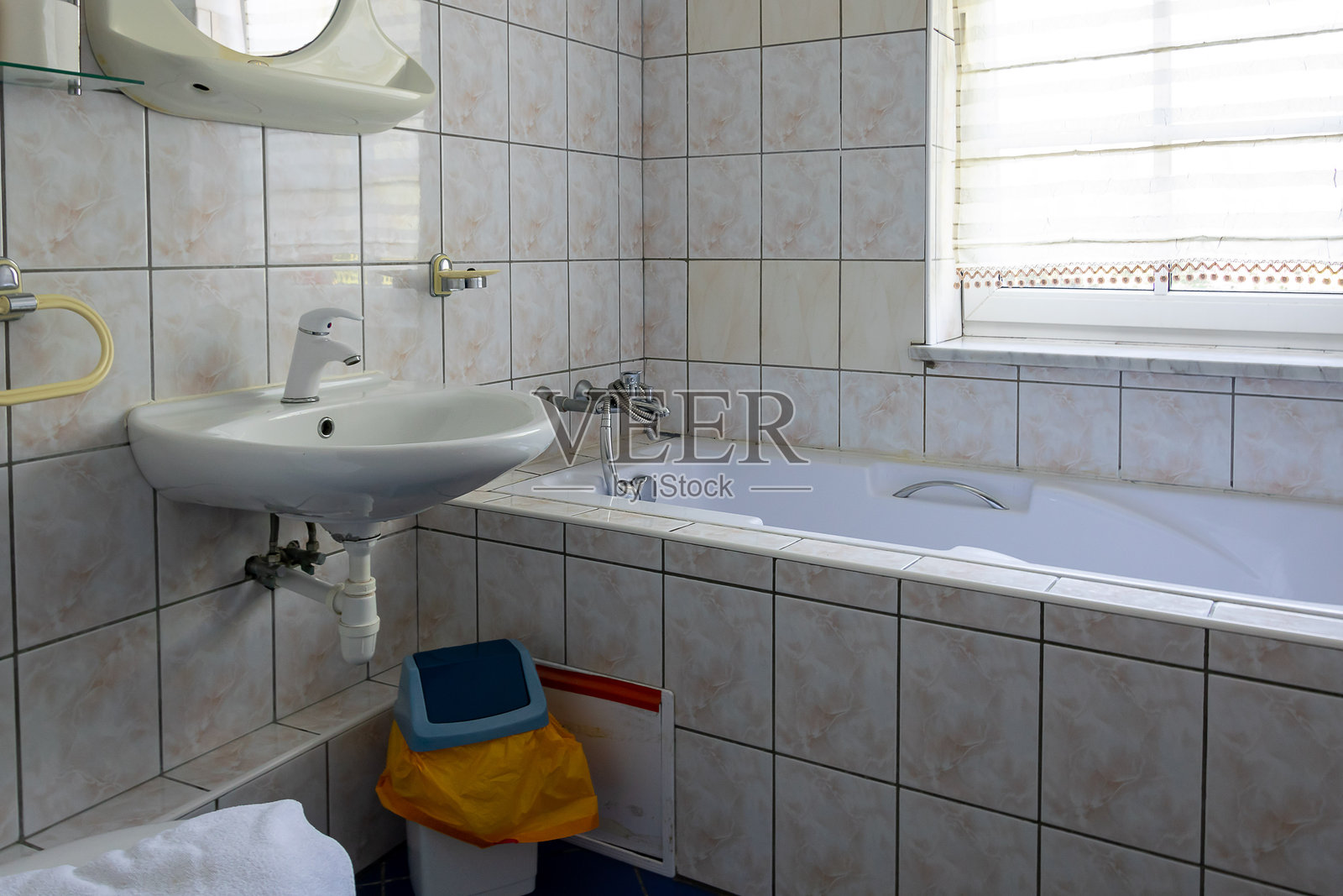 白色瓷砖浴室，配有浴缸和洗手盆照片摄影图片