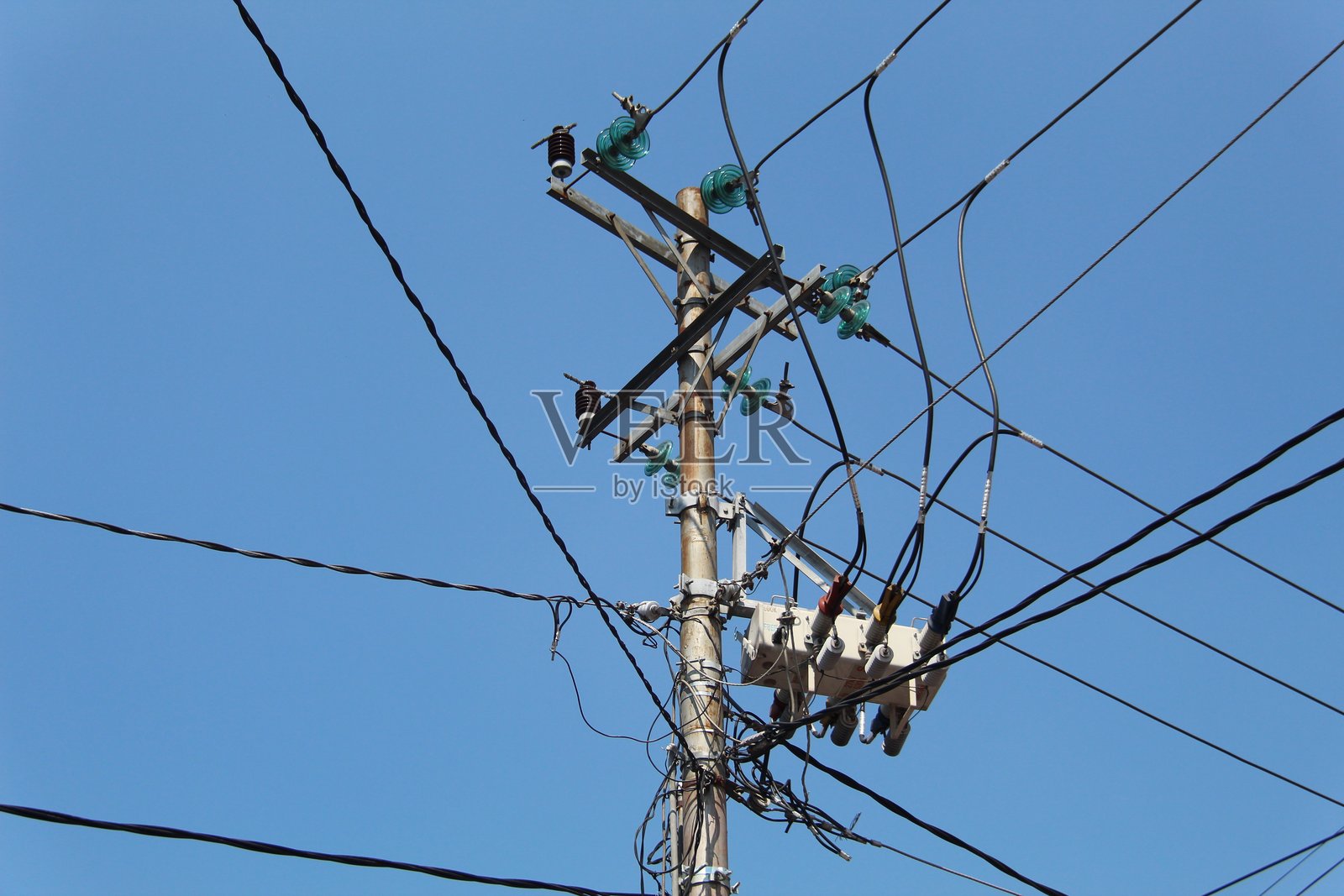 电力杆和混乱的电力线路照片摄影图片