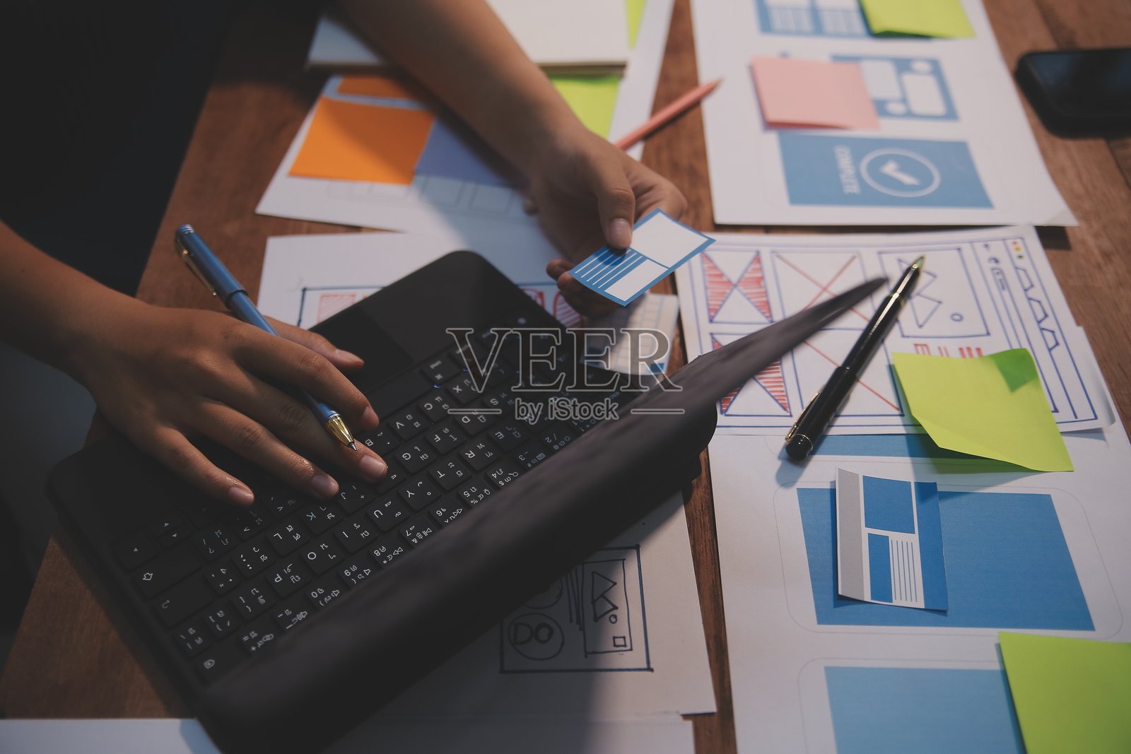 设计团队正在设计用户体验与用户界面系统，以确保该系统在新手机上良好运行并支持系统更新。网站开发概念 UI UX 前端设计师照片摄影图片