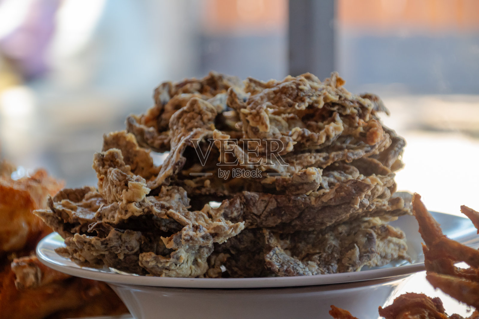 脆皮炸肺盛在盘子里照片摄影图片