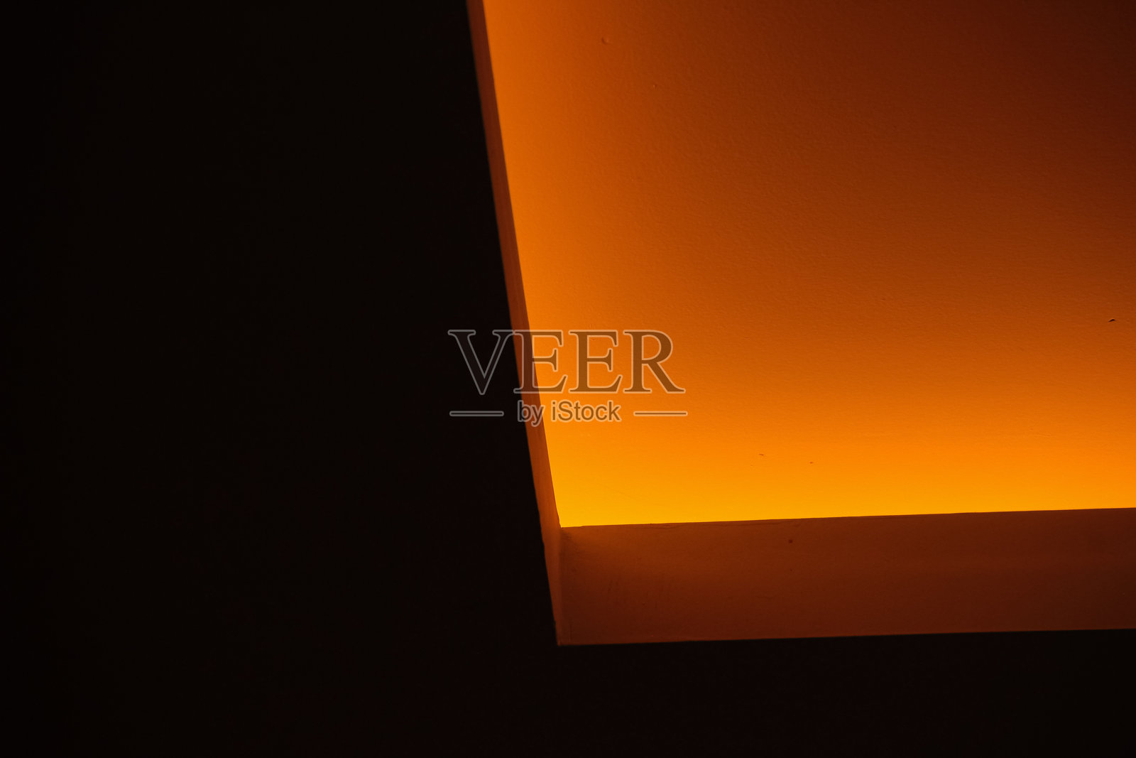 家居室内 - 温暖橙色的石膏天花板与LED灯光照片摄影图片