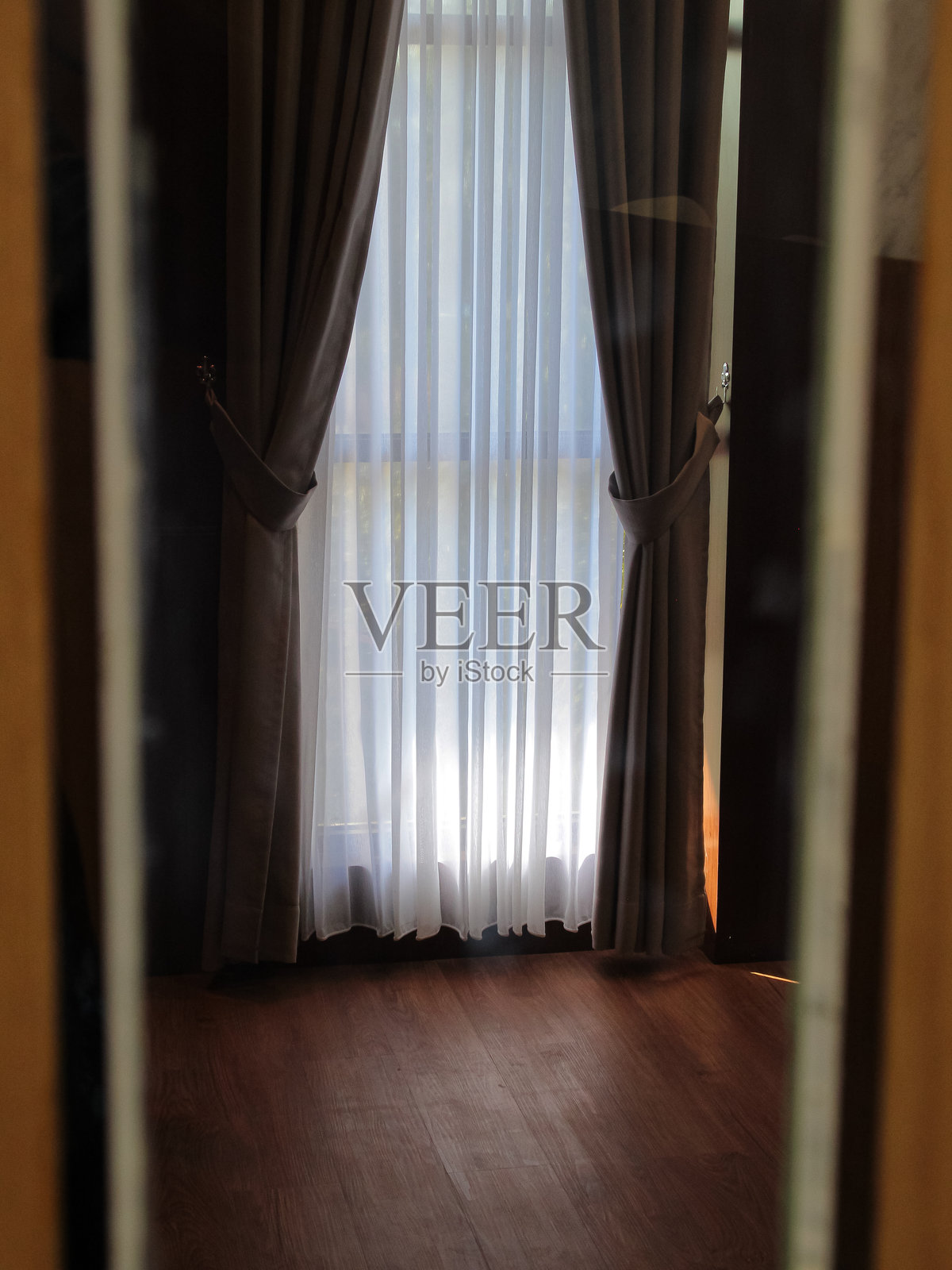 窗帘后的光亮与室内的温暖照片摄影图片