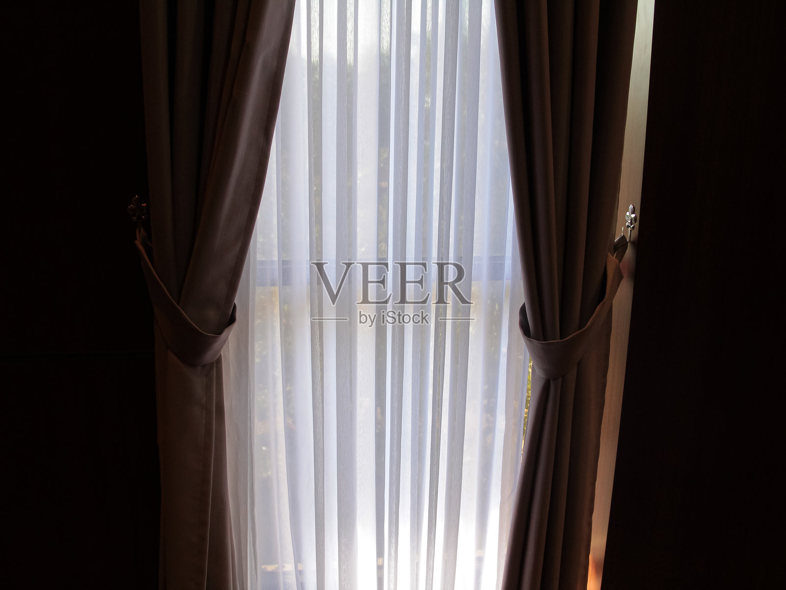窗帘后的光亮与室内的温暖照片摄影图片