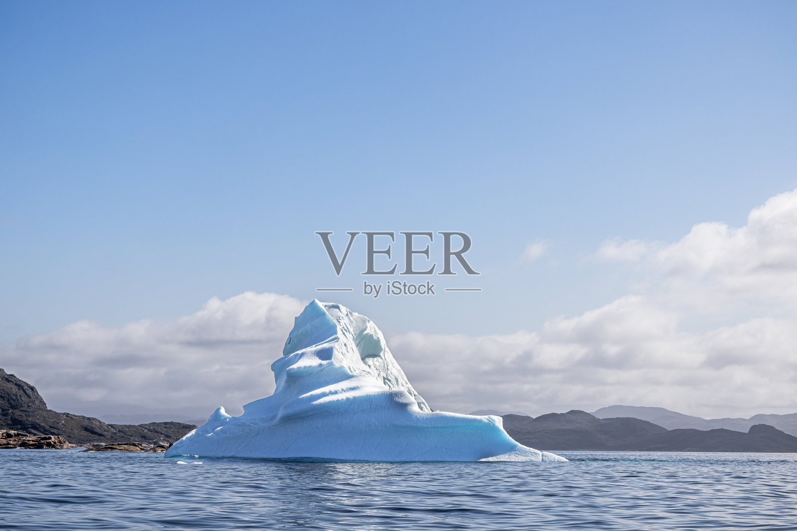 格林兰峡湾中的冰山在阳光明媚的日子里照片摄影图片