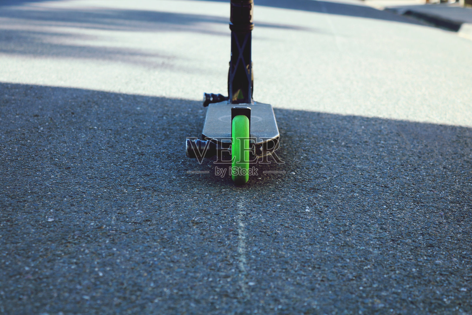 路面上的滑板车特写照片摄影图片