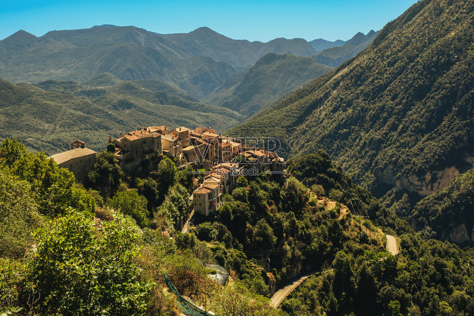 法国阿尔卑斯-海岸的拜罗尔村照片摄影图片