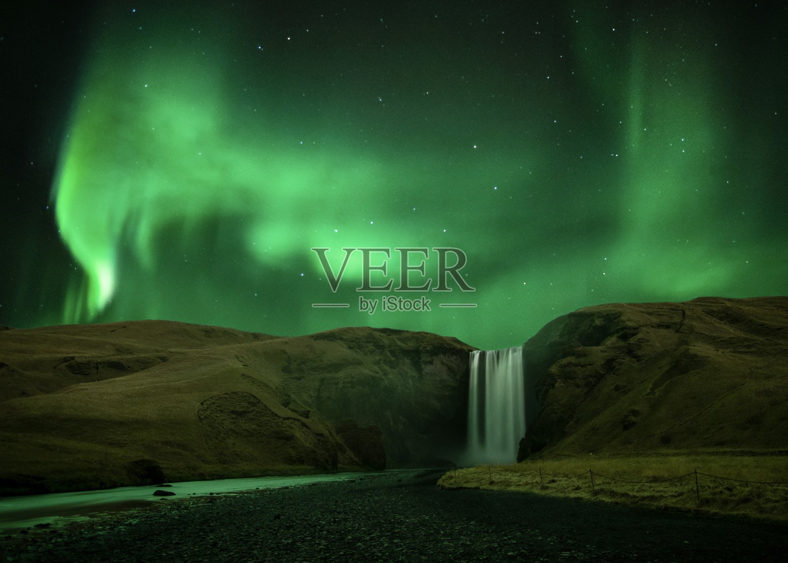 斯科加瀑布上的北极光照片摄影图片