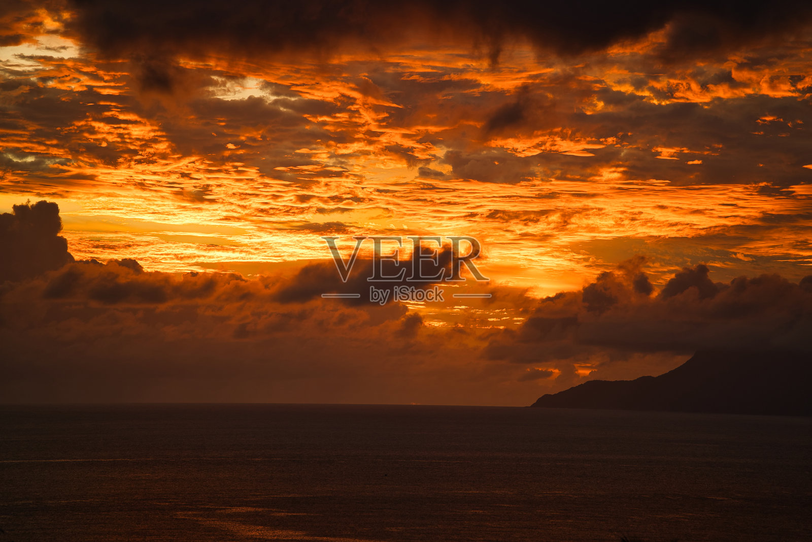 美丽的金色日落映照在海面上照片摄影图片