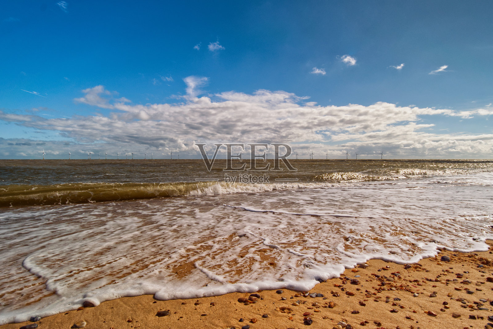 凯斯特海滩上的海泡沫照片摄影图片