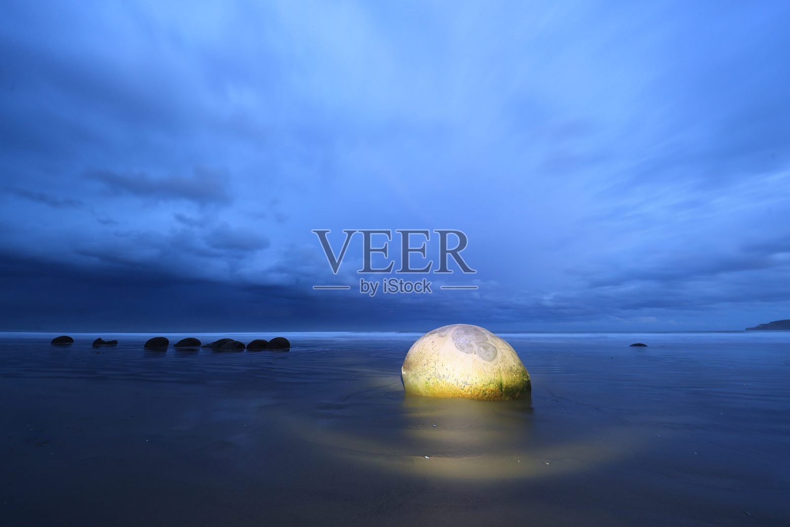 在蓝色之下照片摄影图片