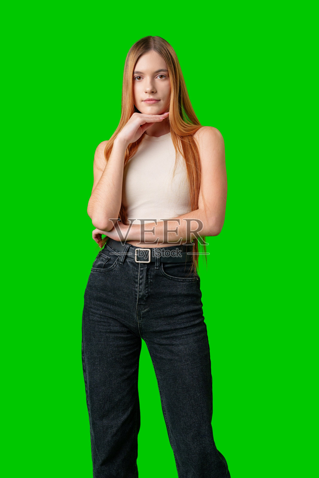 长发女性在绿幕前沉思摆姿势照片摄影图片