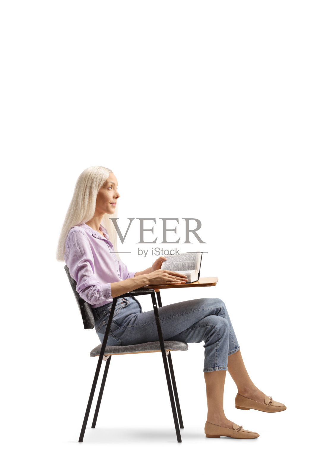 女人坐在学校的椅子上看书照片摄影图片