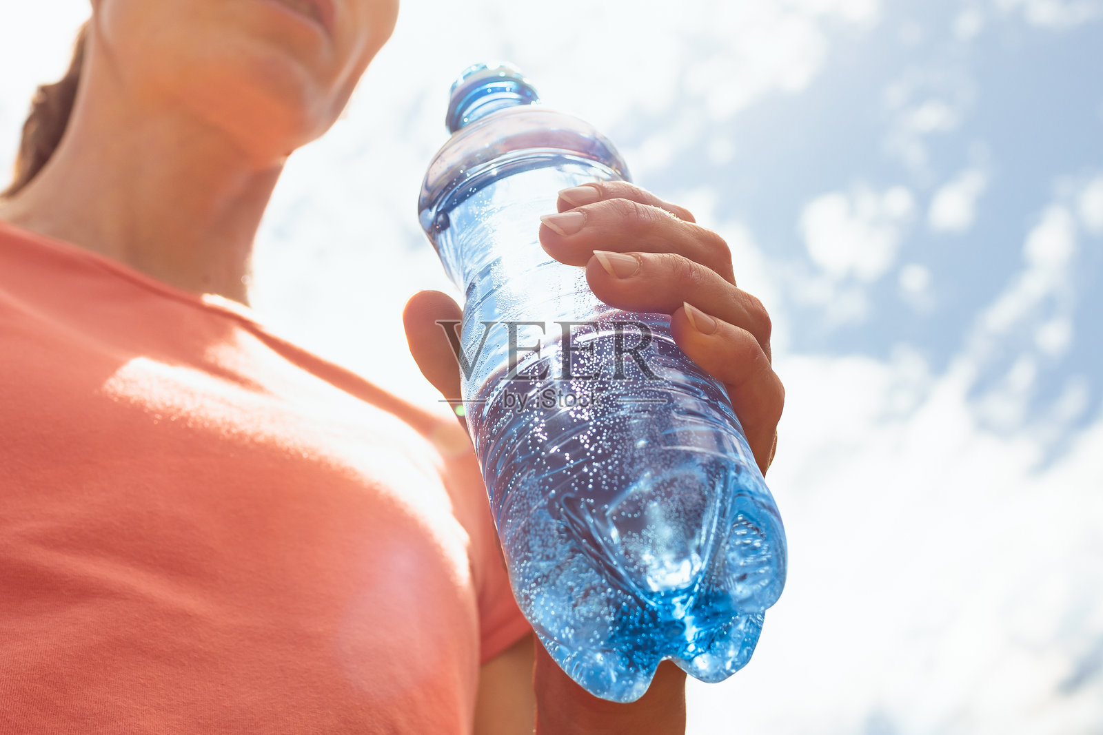 手握水瓶，饮水，身体护理健康概念。照片摄影图片