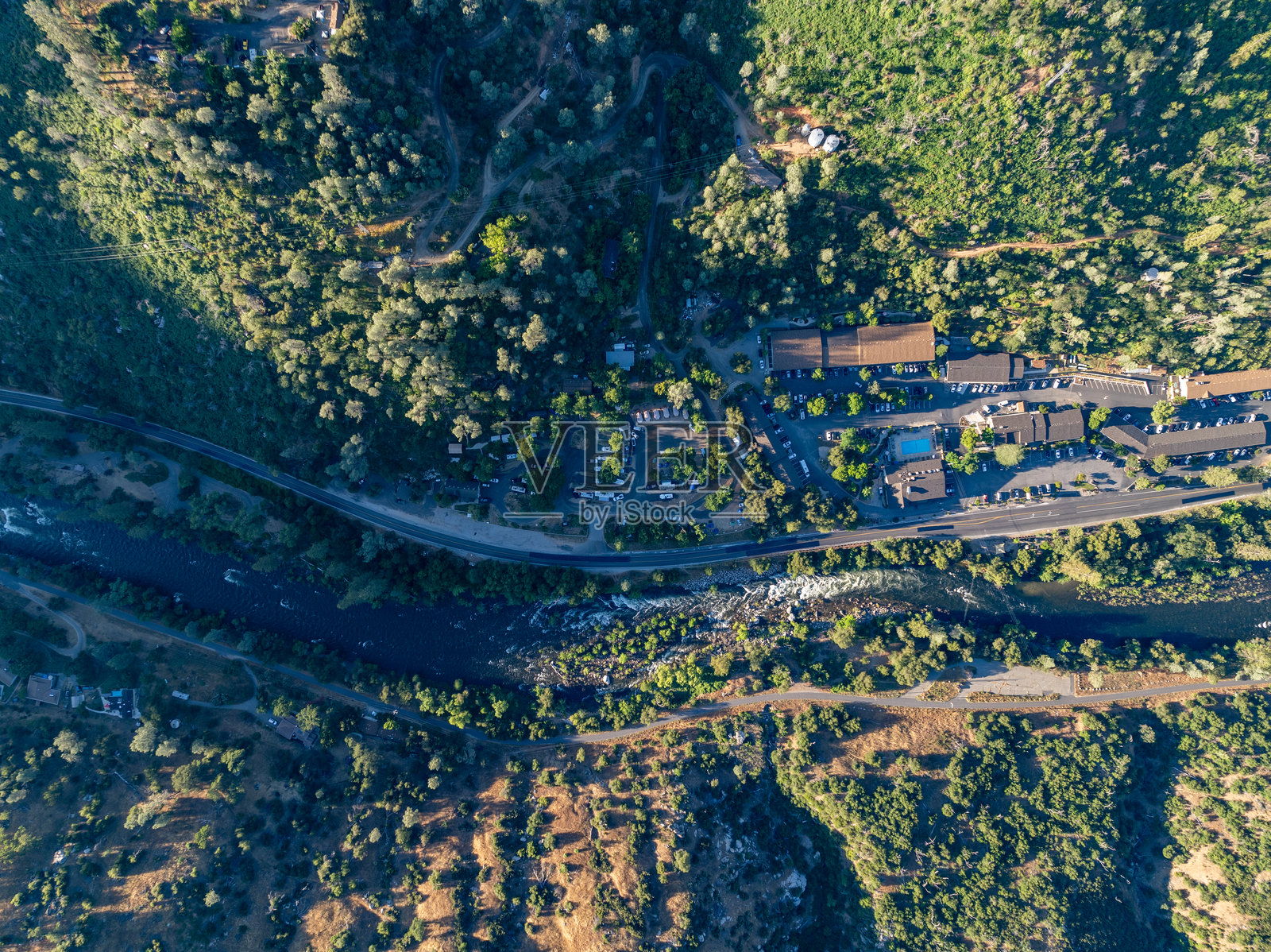 加州马里波萨县埃尔波塔尔的夏季景色，约塞米蒂国家公园的西部边界照片摄影图片