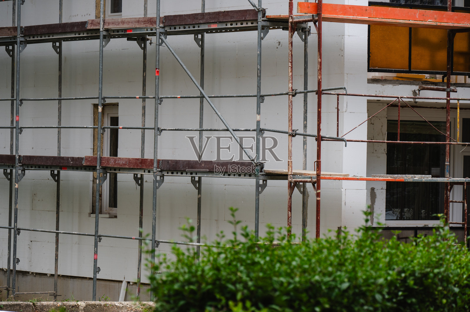 正在装修的公寓楼，搭建了脚手架照片摄影图片