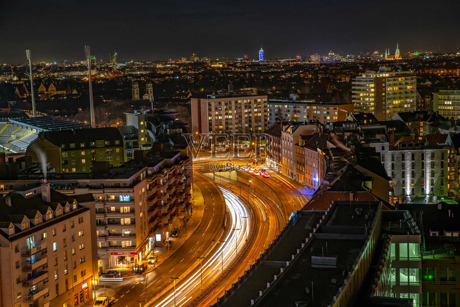 夜晚高角度俯瞰灯光璀璨的街道与建筑照片摄影图片