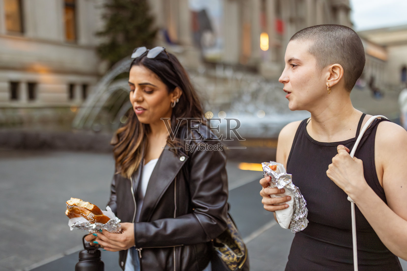 朋友们在户外享受晚间小吃照片摄影图片