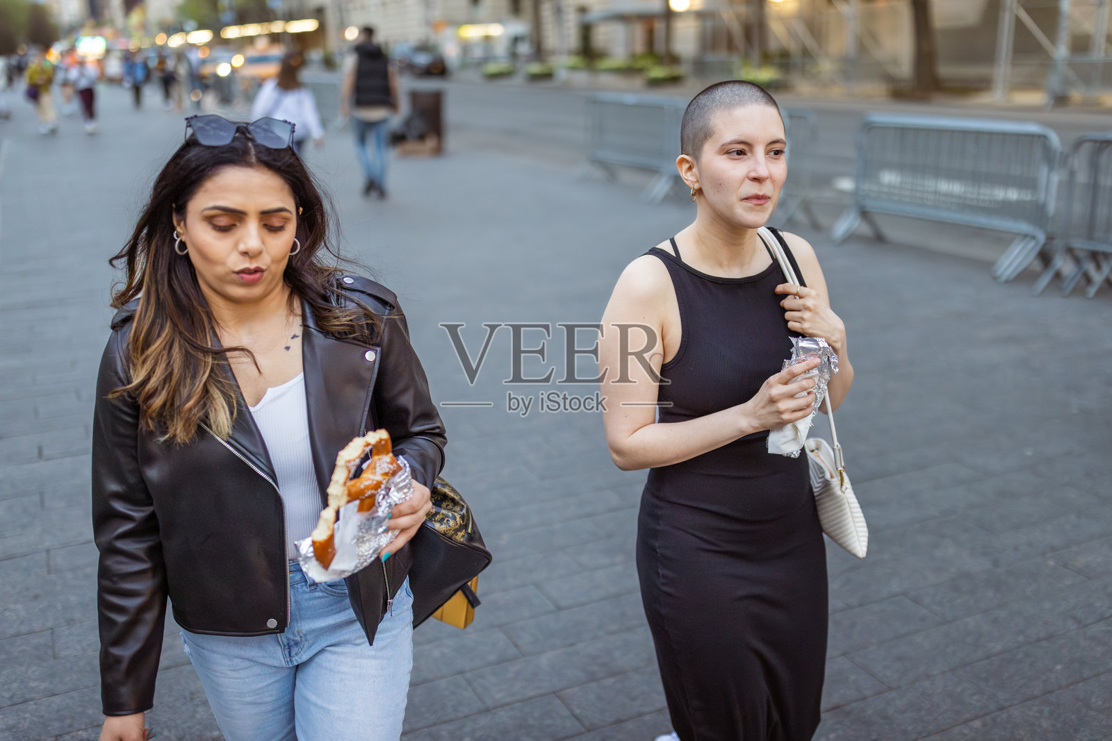 与朋友的傍晚散步照片摄影图片