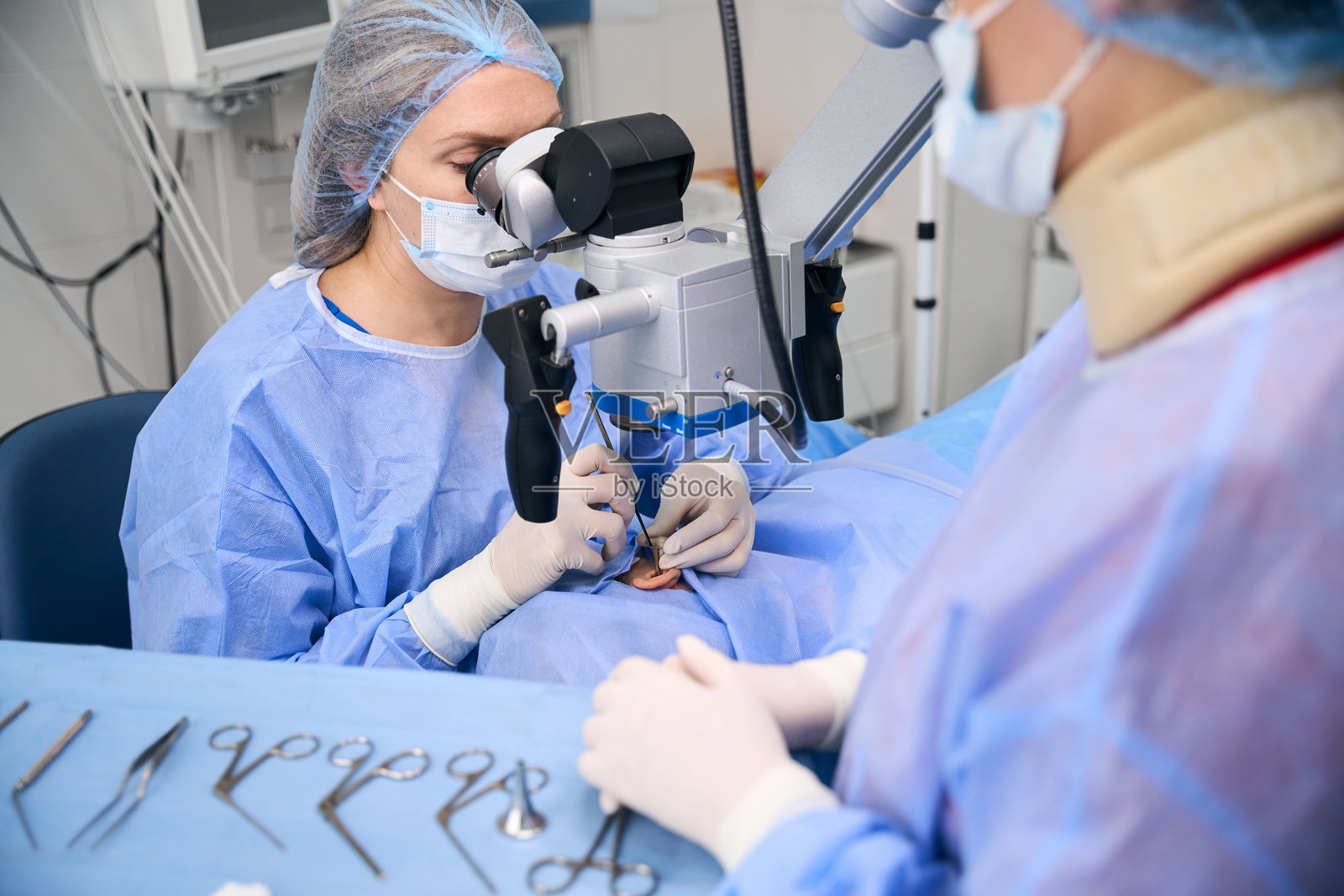 专家使用手术显微镜进行手术照片摄影图片
