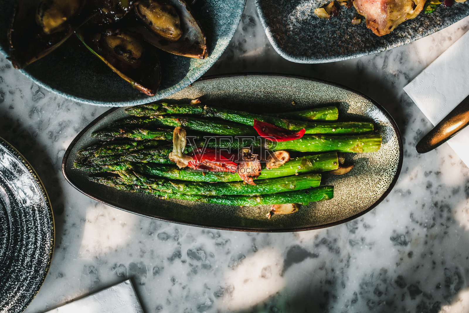 盐和胡椒调味的煎芦笋照片摄影图片