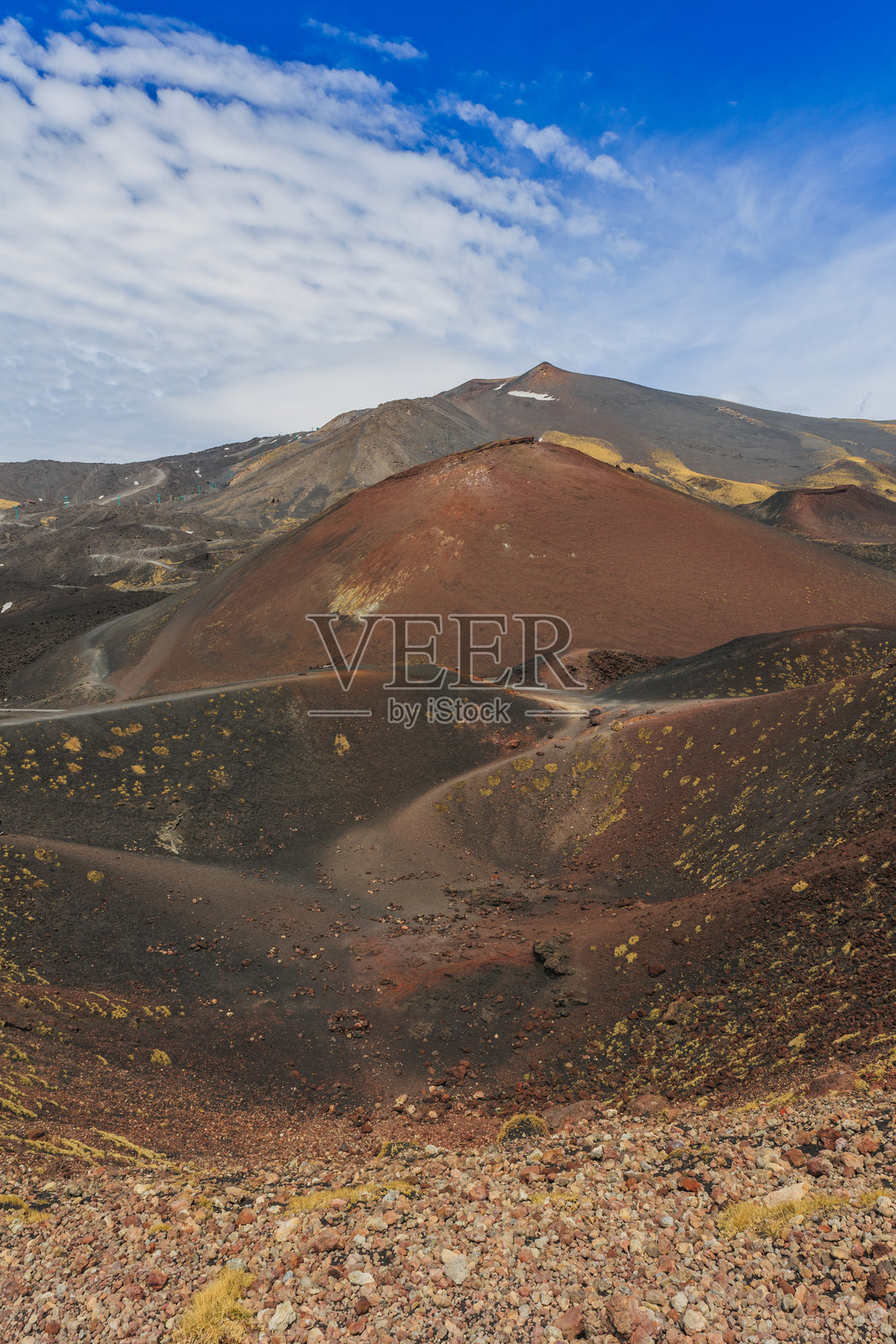 西西里岛埃特纳山上的西尔维斯特里火山口在多云的天空下照片摄影图片