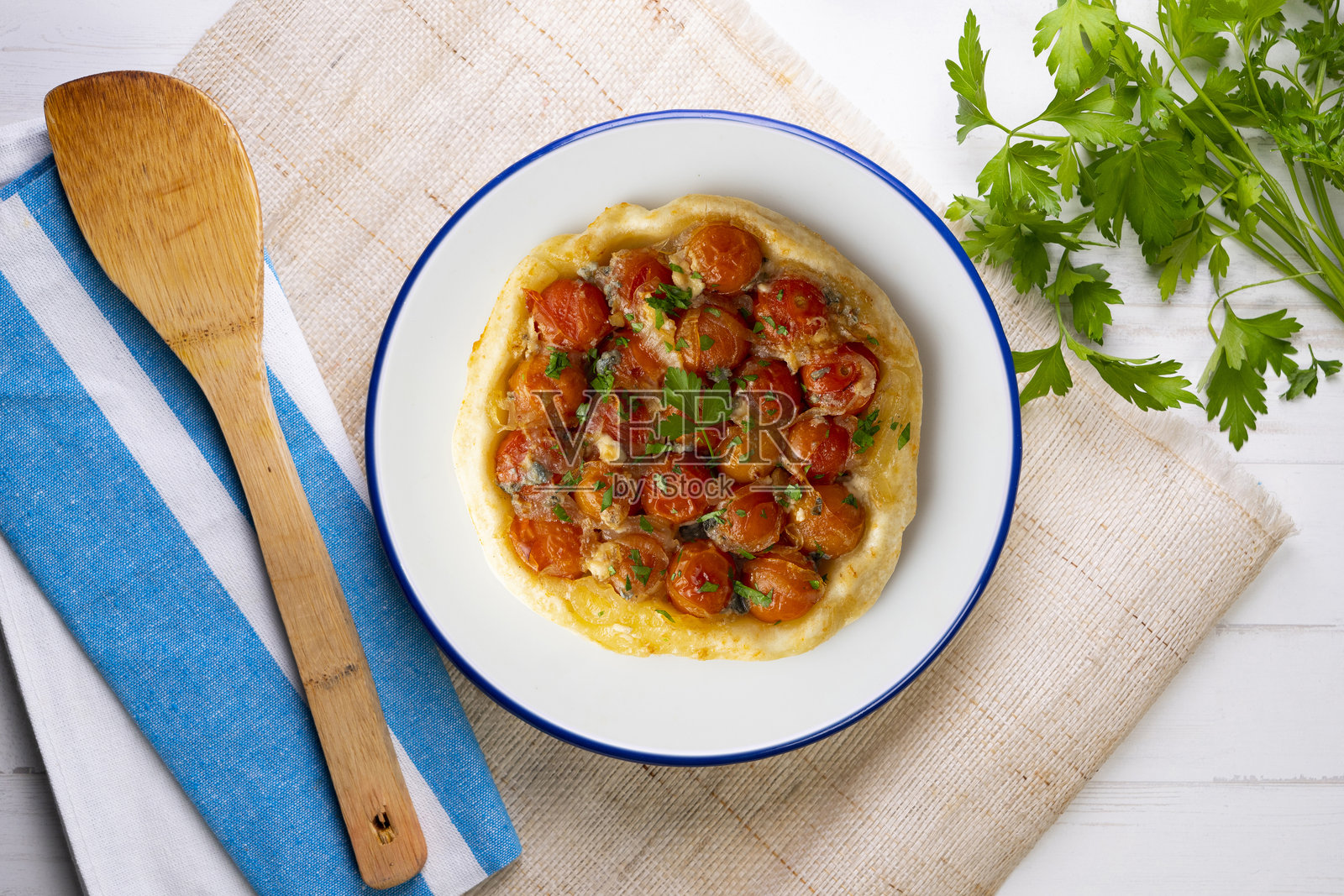 美味的樱桃番茄塔特塔。顶部视角的装饰桌面。照片摄影图片