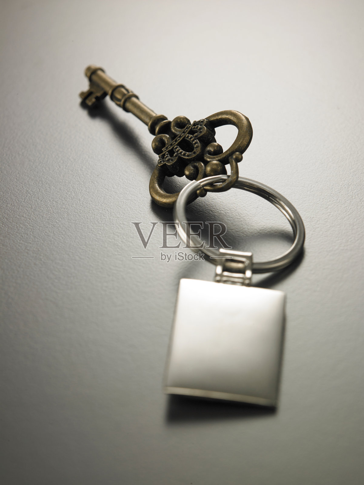 桌子上的钥匙特写照片摄影图片