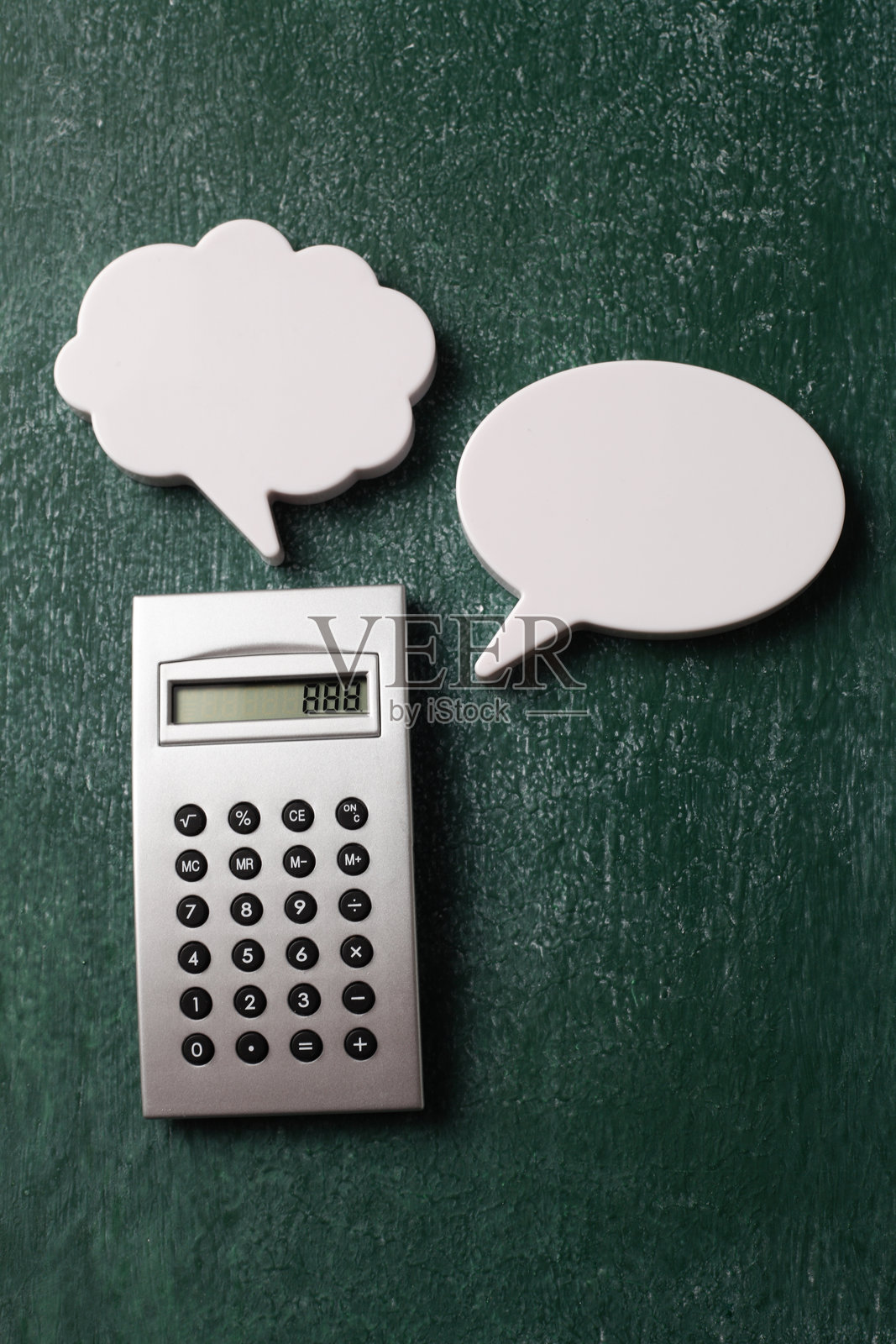 高角度视图的空白思考气泡与木桌上的计算器照片摄影图片