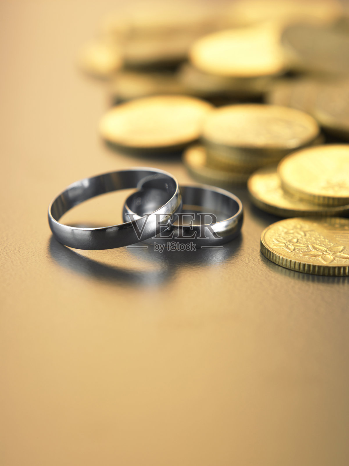 桌子上放着硬币和戒指的特写镜头照片摄影图片