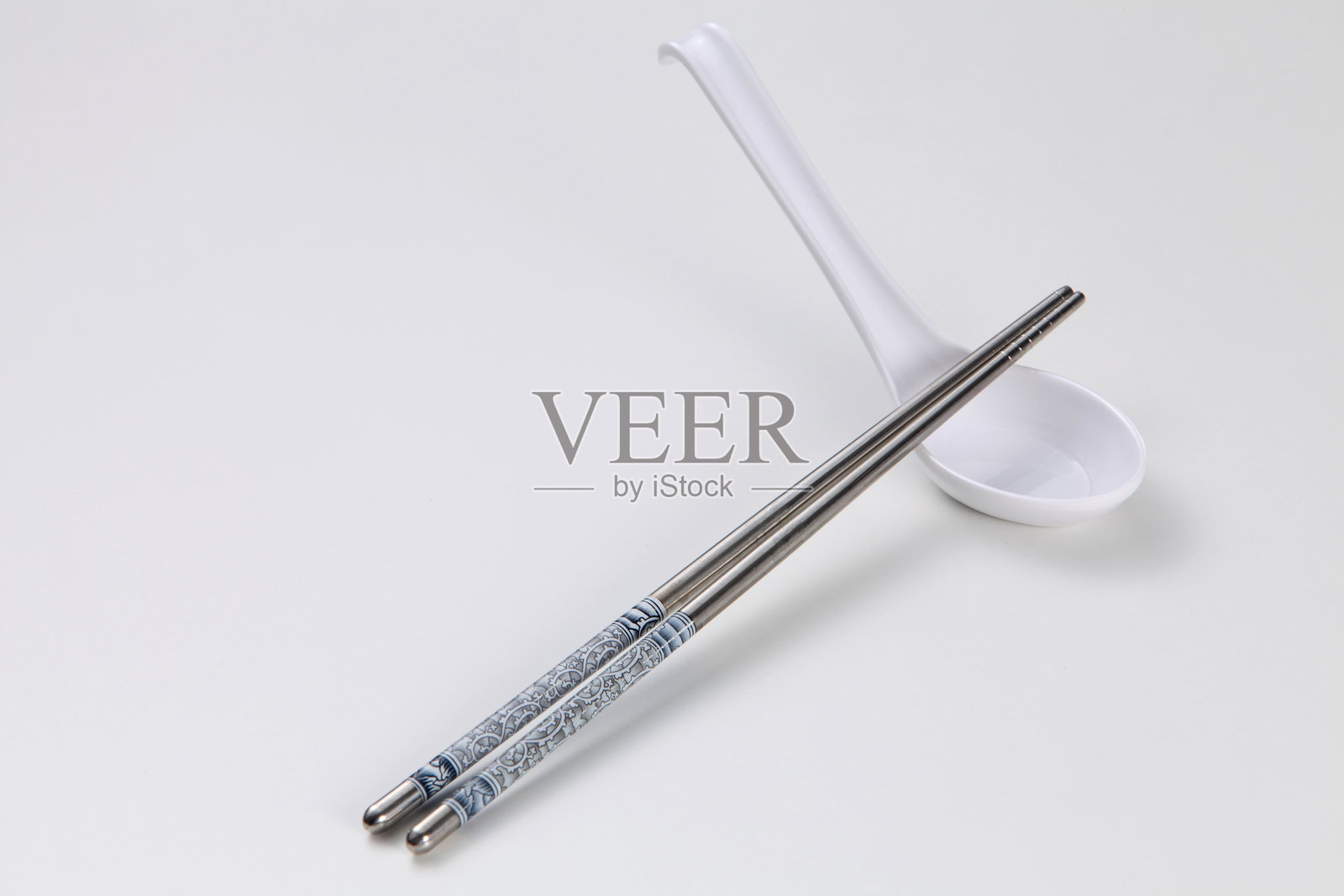 白色背景上高角度视图的筷子放在筷子架上照片摄影图片