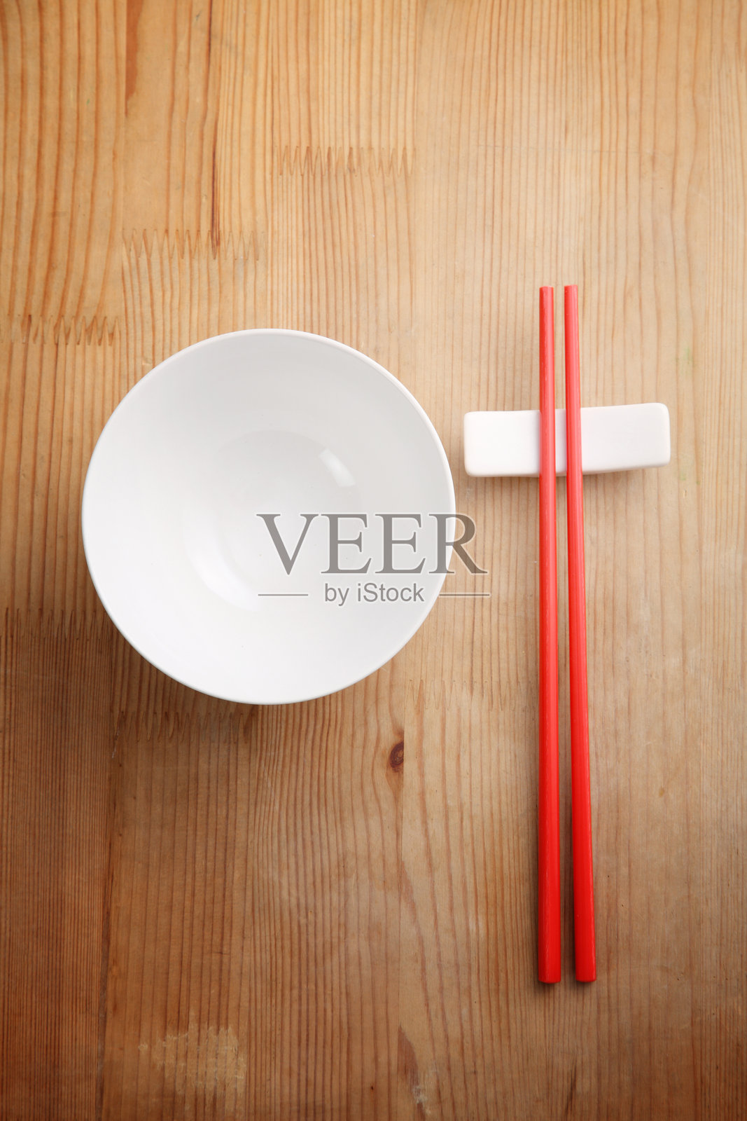 木桌上空碗与筷子的俯视图照片摄影图片