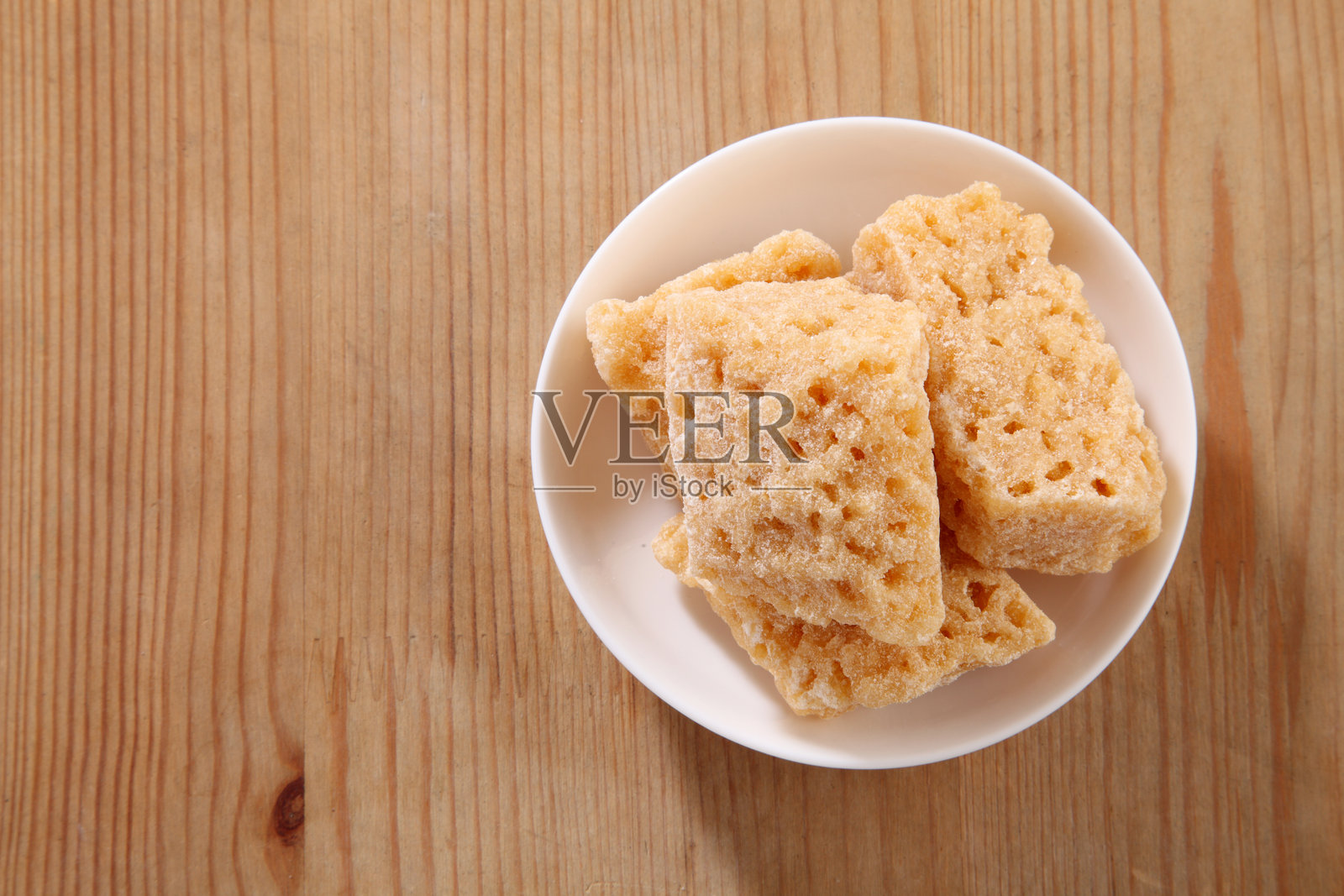 从上方俯视碗中的甜食放在桌子上照片摄影图片