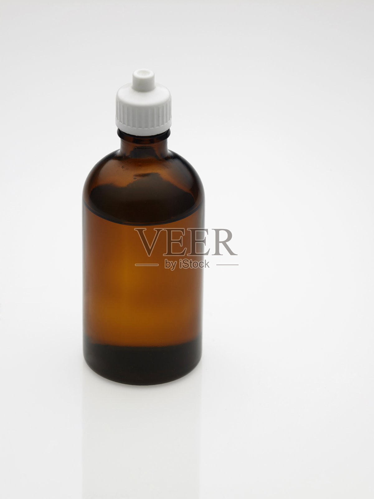 白色背景上的油滴特写照片摄影图片