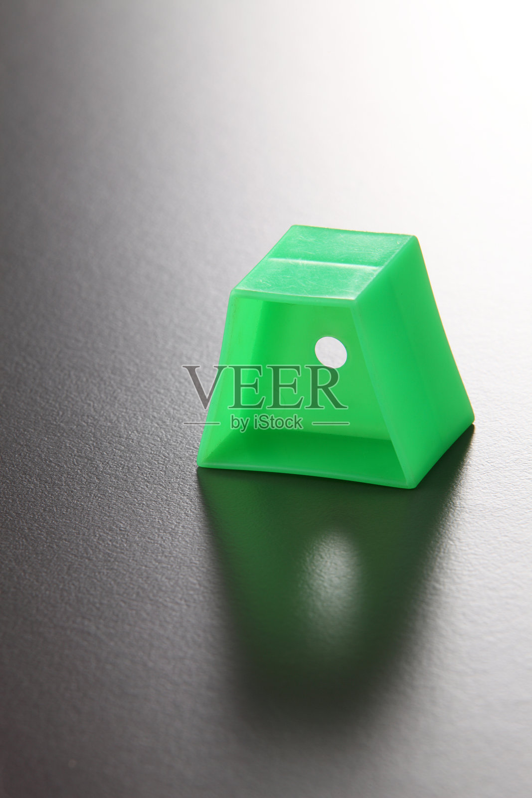 灰色背景上的梯形拼图块特写照片摄影图片