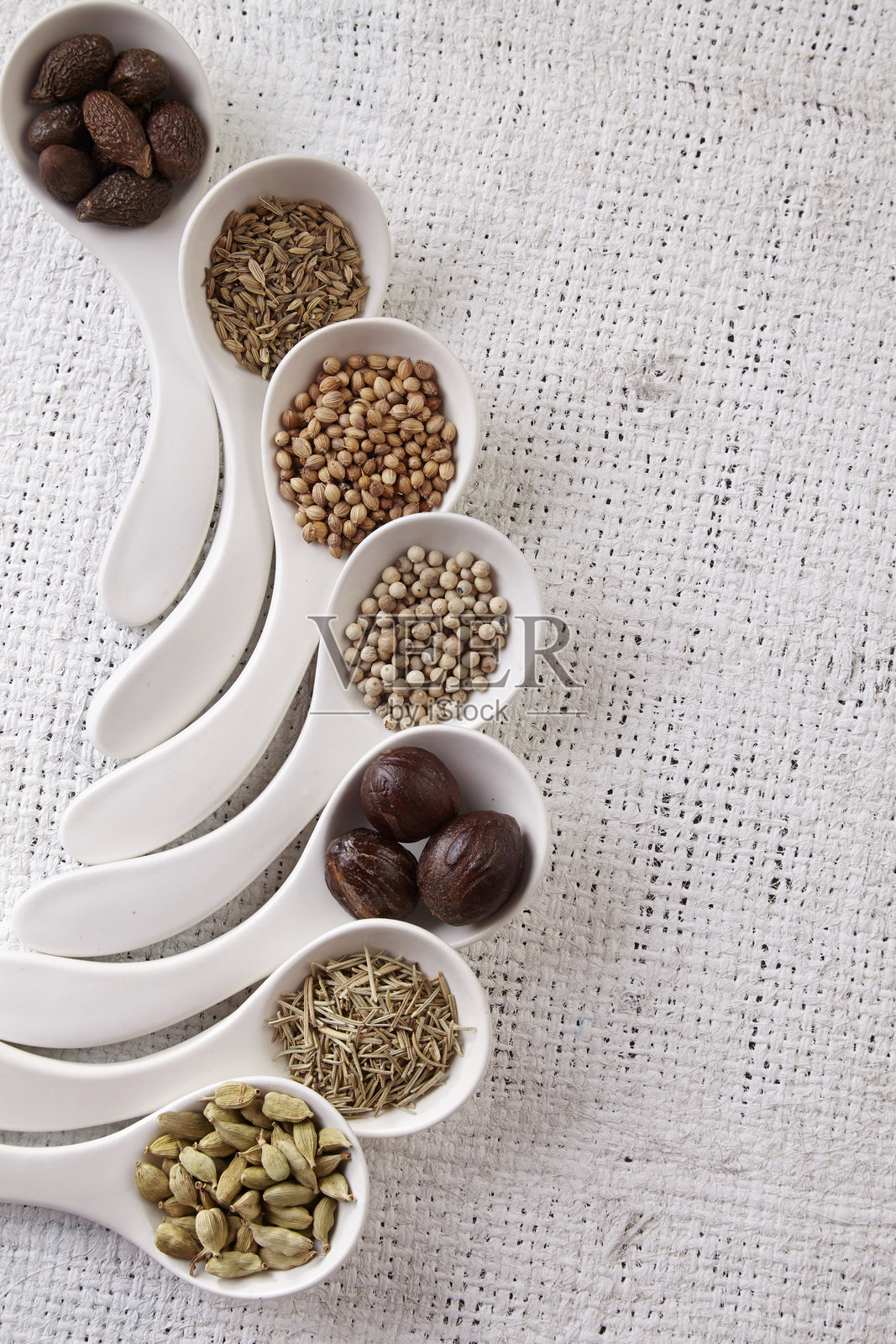 高角度视图的桌子上勺子里的食材照片摄影图片