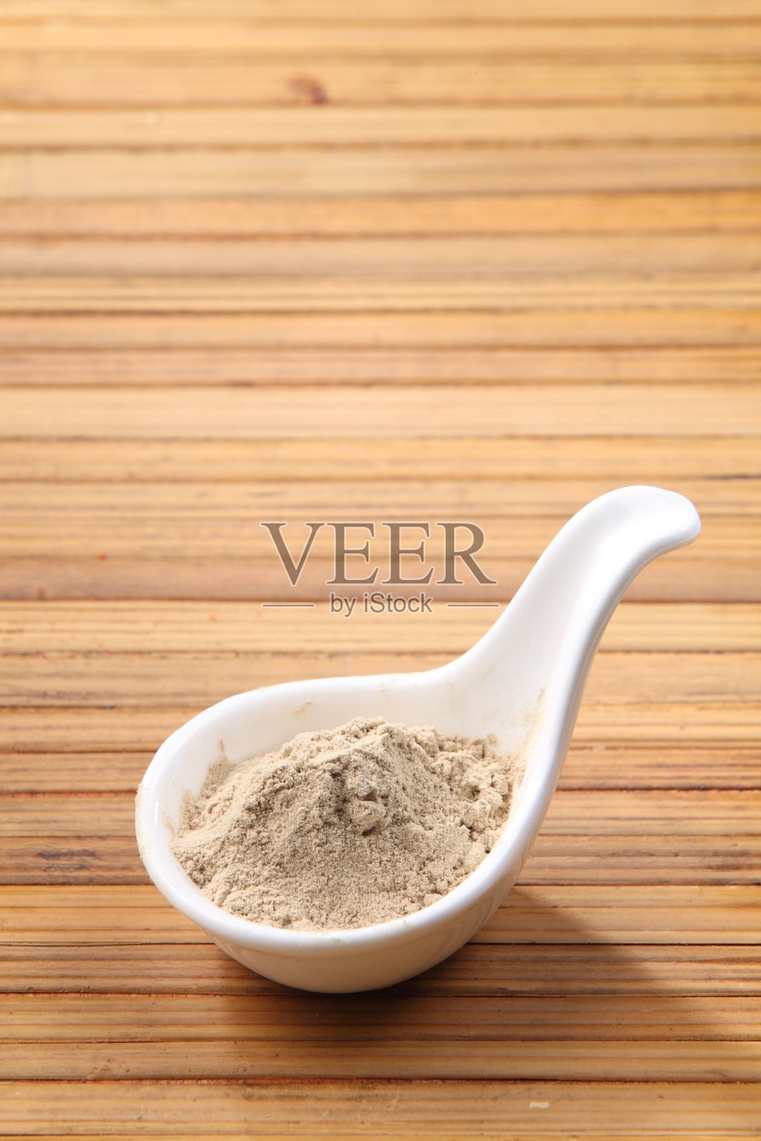 桌子上的勺子里的香草照片摄影图片