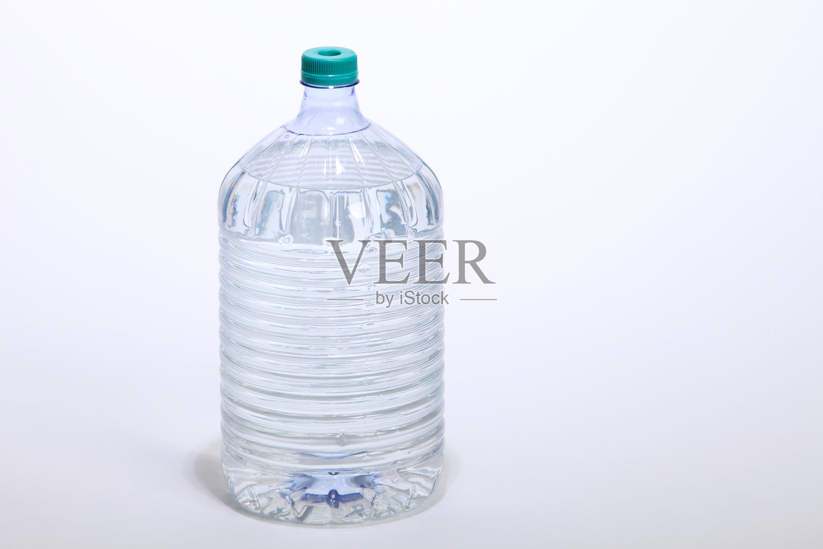 白色背景上的水桶特写照片摄影图片