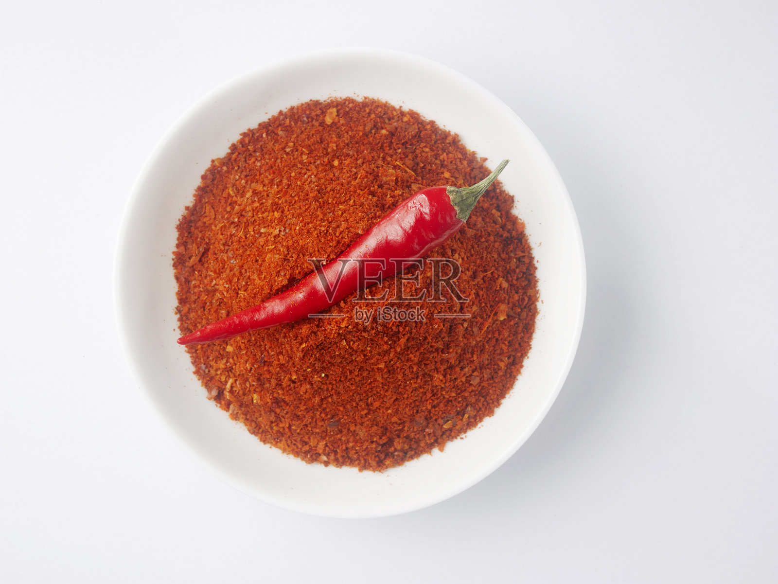 白色背景上盘子里的辣椒俯视图照片摄影图片