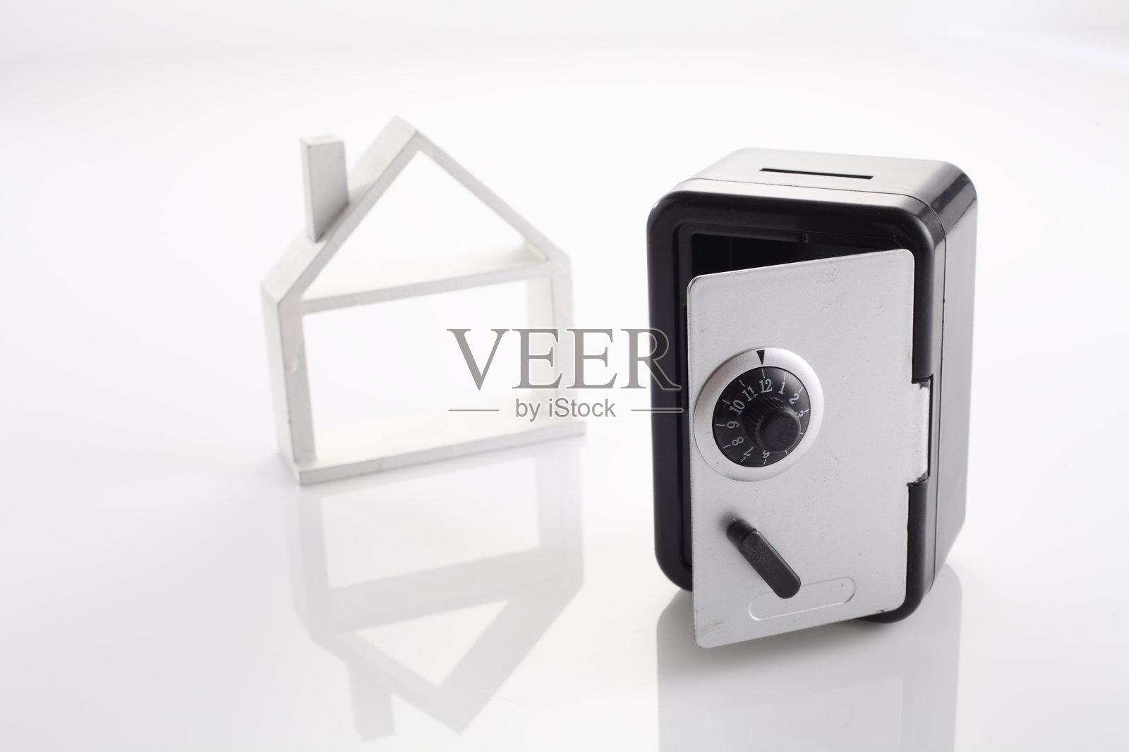 白色背景下的特写储物柜与小雕像房子照片摄影图片