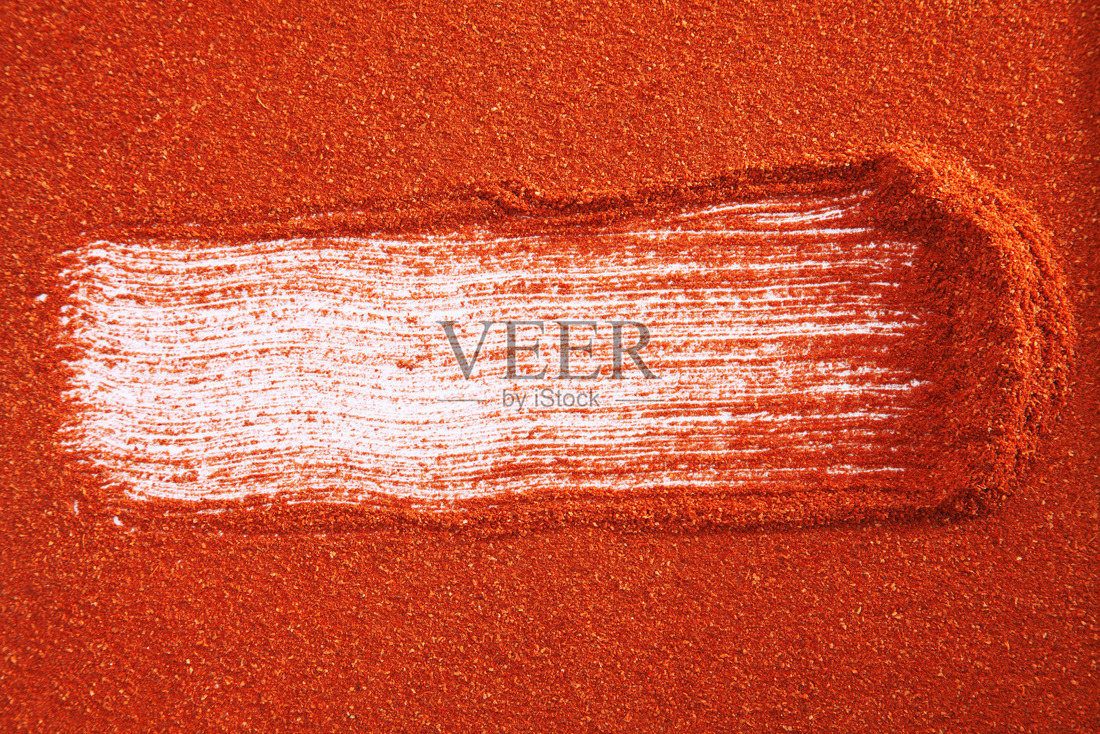 白色背景上的红辣椒粉特写照片摄影图片