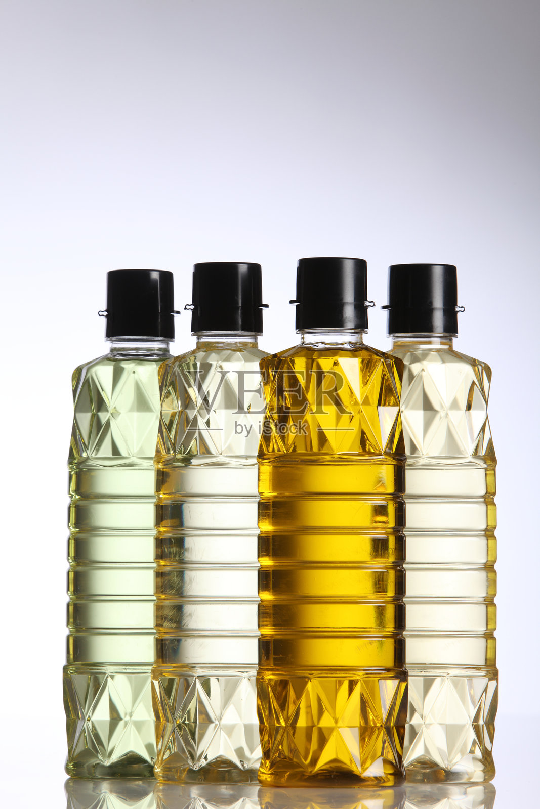 白色背景下的食用油特写照片摄影图片