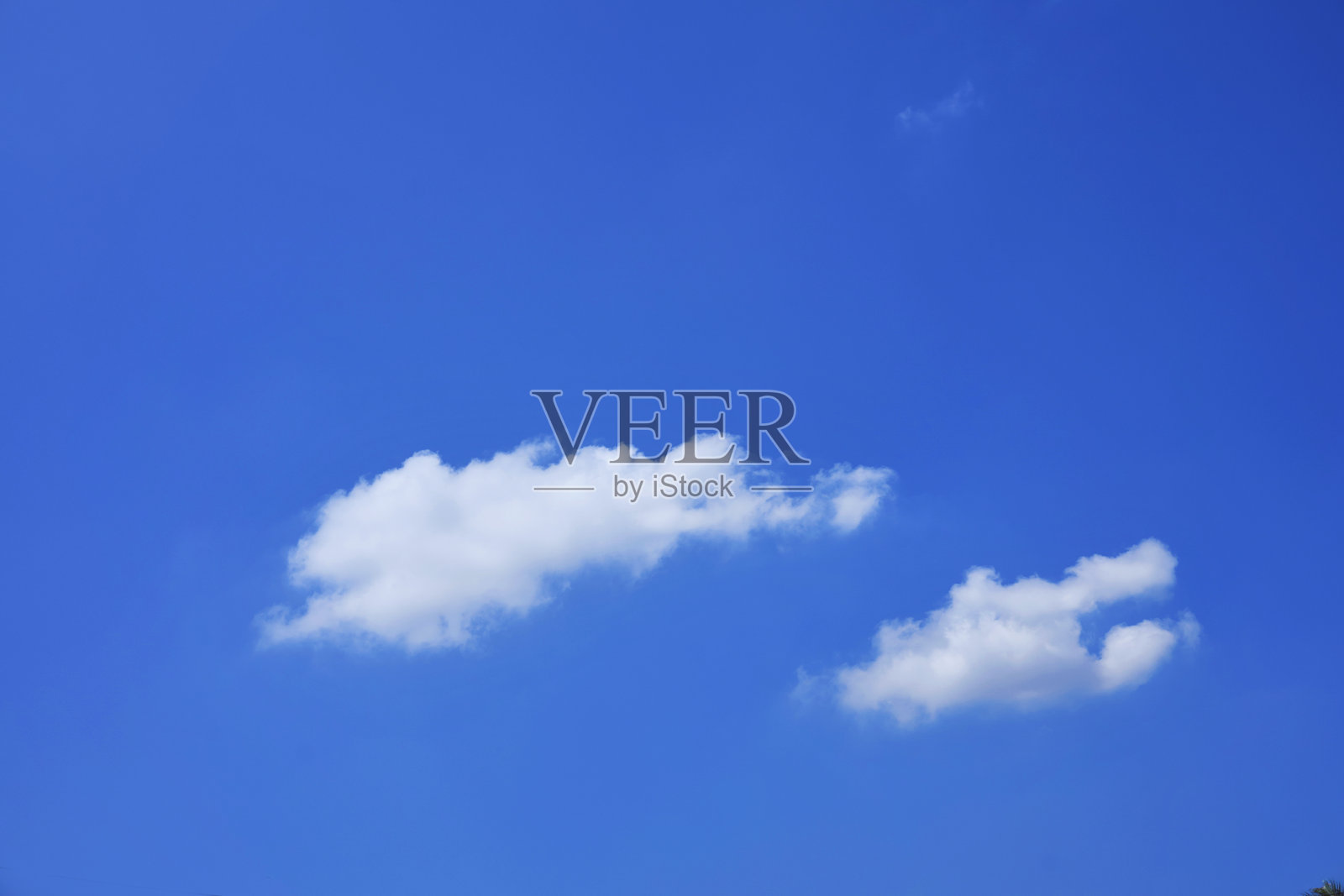 蓝天中云朵的低角度视图照片摄影图片