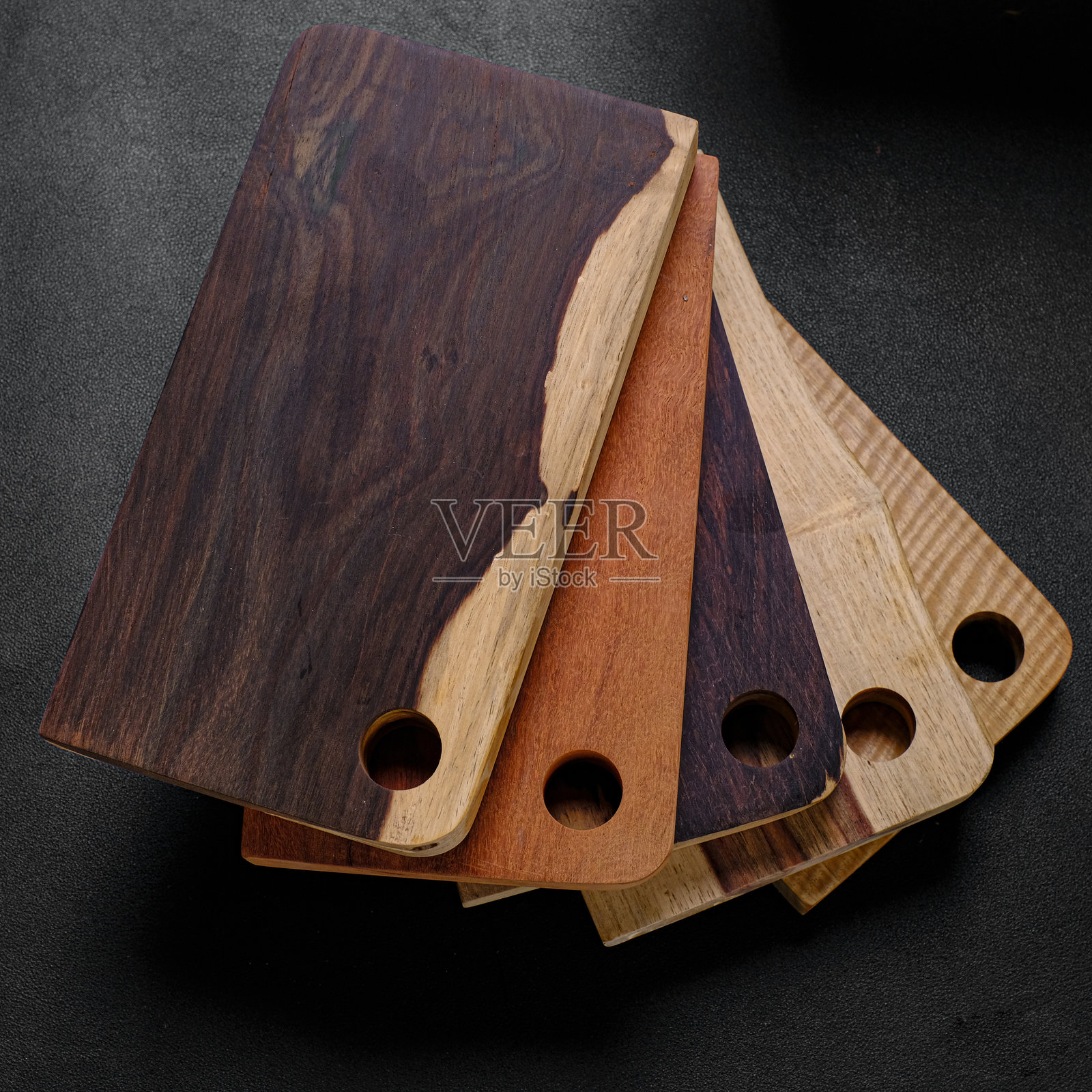 由各种稀有木材制成的木质切菜板照片摄影图片