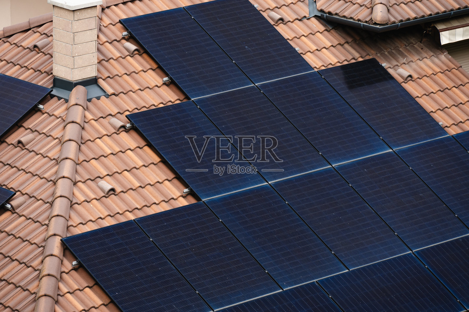 瓦屋顶上的太阳能电池板特写照片摄影图片