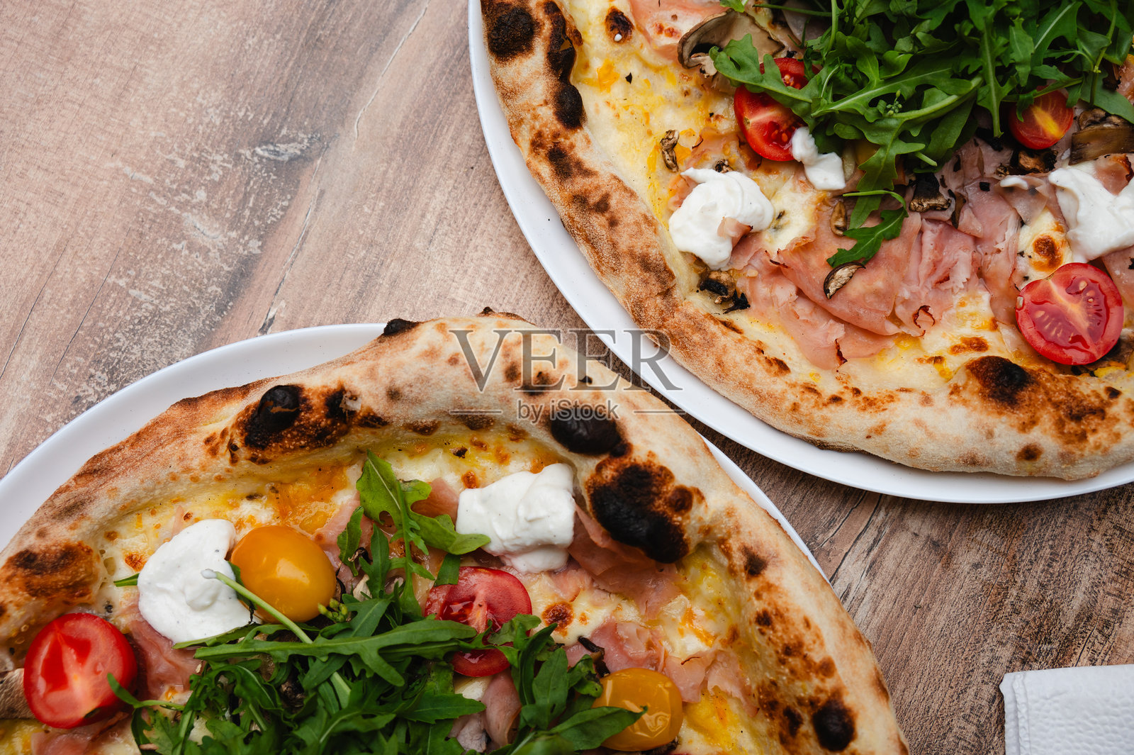 美味的披萨配火箭菜和樱桃番茄照片摄影图片