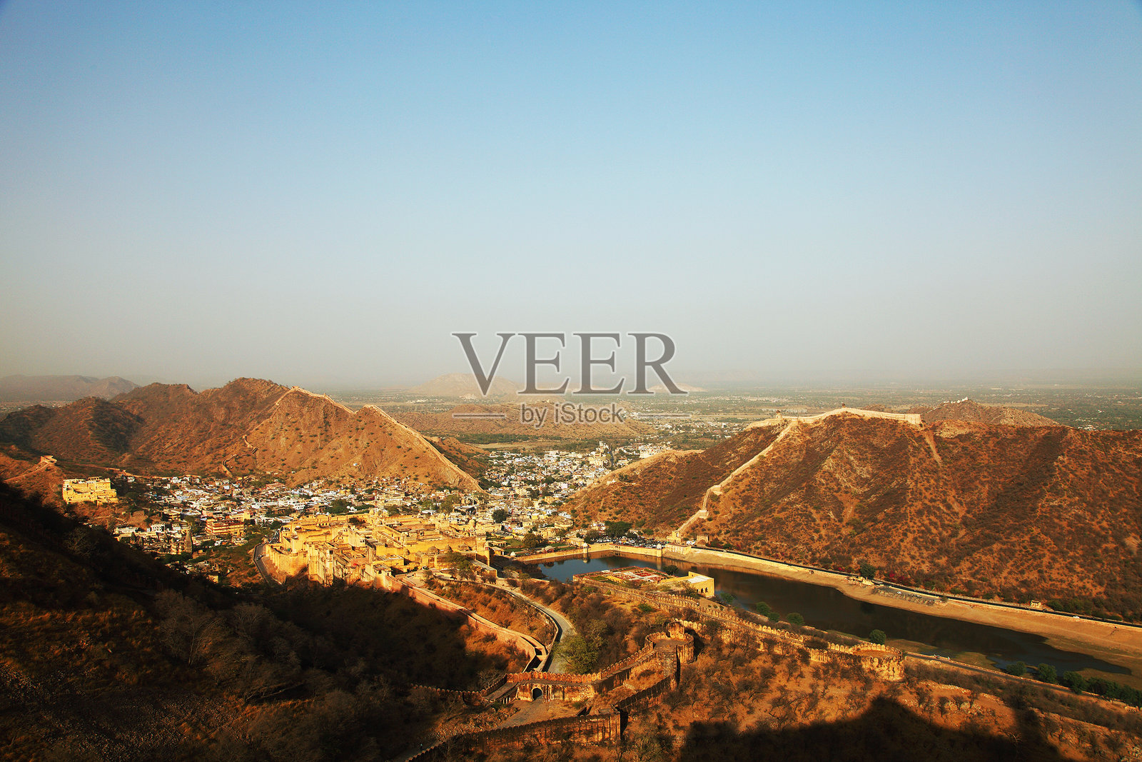 贾伊加尔堡垒和山脉在晴朗天空下的鸟瞰图照片摄影图片