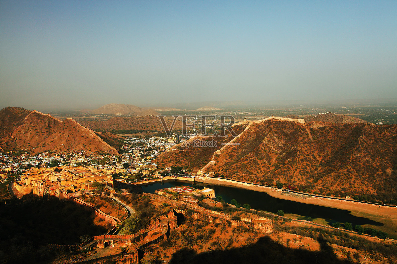 贾伊加尔堡垒和山脉在晴朗天空下的鸟瞰图照片摄影图片