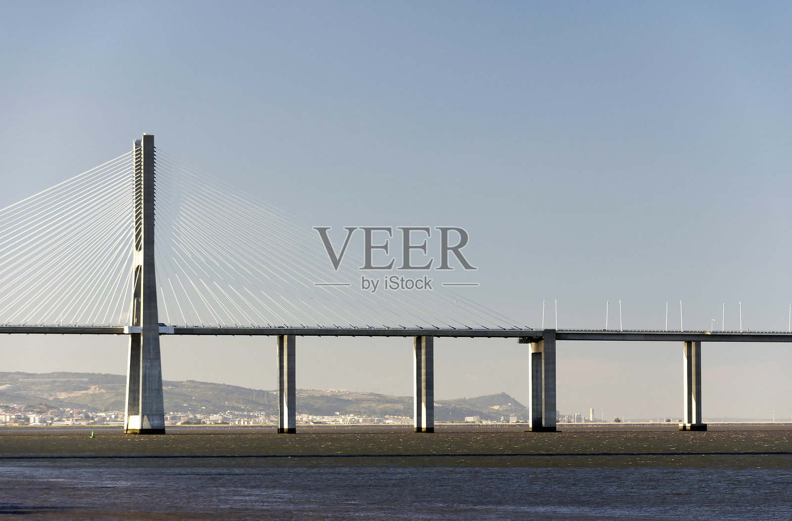 宁静湖面上的桥与晴朗蓝天相映成趣照片摄影图片