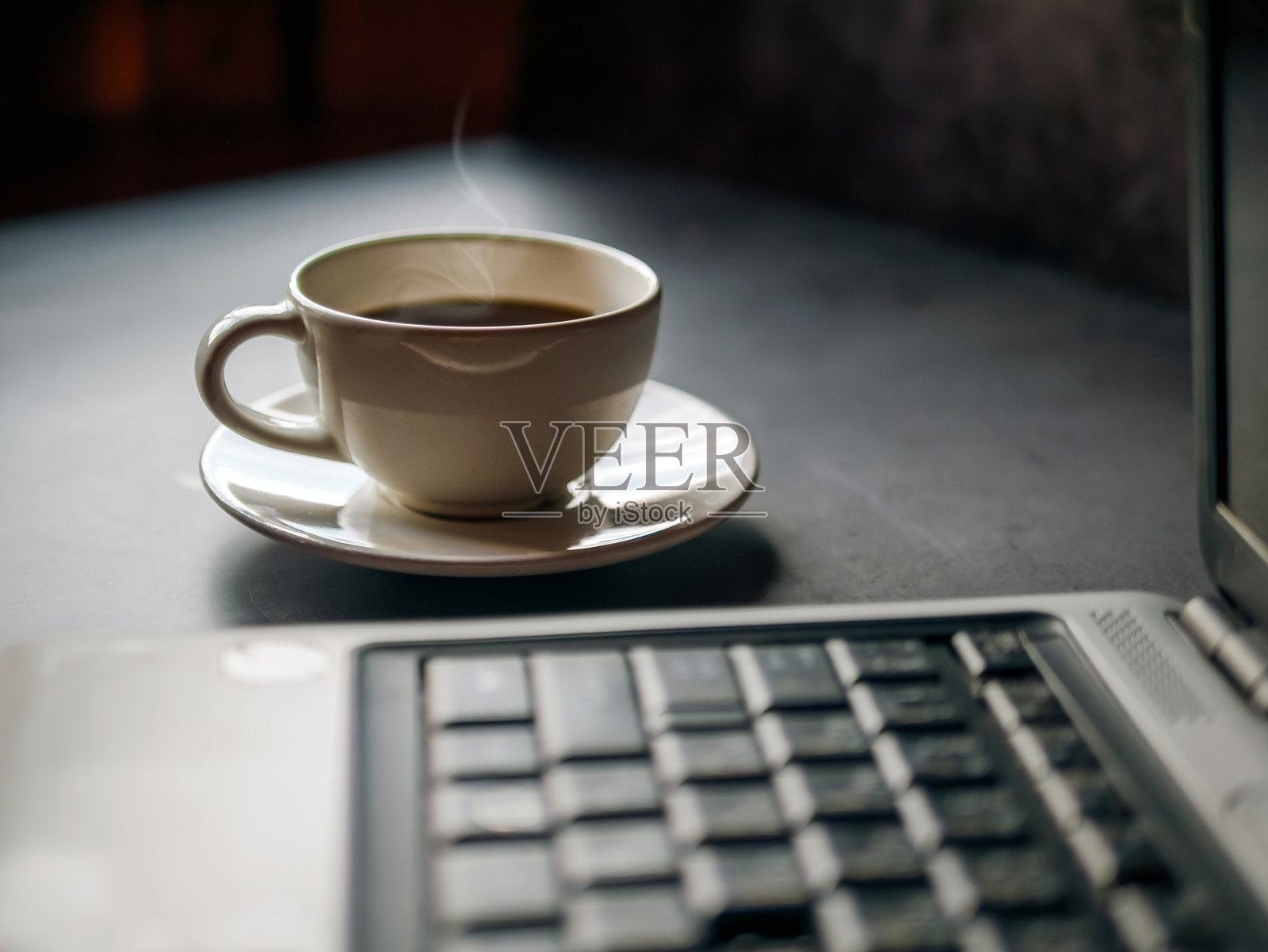 商务工作放松概念，早晨的美式咖啡杯和黑咖啡杯散发香气，搭配笔记本电脑照片摄影图片